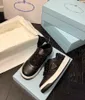 2022 Moda uomo Designer di lusso Scarpe casual District Sneakers in pelle triangolo Comode traspiranti Scarpe piatte a taglio basso Scarpe da ginnastica per corridori di tendenza