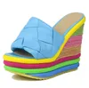 Zapatos de mujer de color bizcocho de verano, sandalias con cuña de paja, novedad de verano para mujer, zapatos de tacón alto con boca de pez, zapatos de arcoíris romanos