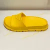 Buty Kapcia Designerskie mężczyźni Platforma Platforma Płaskie zjeżdżalnie czarne białe różowe żółte pantofel Sandały Man Sandals Rozmiar 35-45