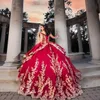 Röd pärlstav bollklänning quinceanera klänningar från axelhalsen prinsessor prom klänningar svep tåg blommor appliced ​​satin söt 15 maskerad klänning