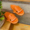 2022-zomer Mooie haaienvorm Vrouwen slippers cartoon koppels glijden strand sandalen niet-slip zachte eva huis badmeisjes slippers