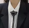 Diseñador PPDDA corbata de cuero de moda para hombres y mujeres pajarita patrón carta pajarita piel color sólido corbata 4 colores