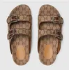 2022 Frauen Mehrfarbige flache Hausschuhe Sandalen mit 2 Riemen Lady Fashion Metallschnalle Strandrutschen Herren Schnürschuhe für den Sommer EUR35-43