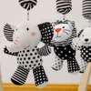 Noir et Blanc Animaux Bébé Lit Cloche Sécurité Siège En Peluche Jouet Mobile Bébé Lit Carillons Hochets Cloche Poussette Accrocher Voiture Suspendus 220531