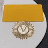 Diseñador Mujer Hombre Marca de lujo Carta Broche Perla Cristal Joyería Broche Encanto Pin de oro Boda Fiesta de Navidad Accesorios de regalo