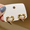 Koreańska Elegancka Shell Pearl Heart Stud Kolczyki dla kobiet Moda Nieregularne Metal Brincos Party Biżuteria Prezenty