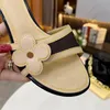 Luxo Woman Slippers Slippers Fashion Slides Imprime Couro Real Floral 4.5cm Heels Chunky Sandálias Flip Flops Beach Shoes