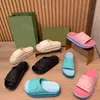 Designer slippers dames platform slipper klassieke rubberen dia's vaste kleur slippers niet -slip sandalen dikke bodem platte schoenen met doos