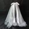 Dubbelskiktet Mesh Tulle Solid Color Women Short Wedding Veil With Hairp Ribbon Edge Center Bride Party Headpiece