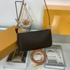 Kvinnor Luxurys designers väskor läder kvinna handväska nyckelkort plånbok handväska messenger crossbody axel väska totes ryggsäck kosmetiska väskor fall