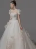 2022 Skromne nowe koronkowe aplikacje Suknie ślubne Linia Sheer Bateau Dekolt Patrz przez Przycisk Back Długi pociąg Suknia Bridal Cap Rękawy