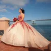 2022 Abiti da Quinceanera con paillettes in oro rosa sexy Appliques di pizzo rosso Perline di cristallo Fiori floreali 3D Sweetheart Tulle Abito da ballo gonfio Abiti da sera da ballo