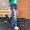 Jeans sfilacciati con foro rosa con ricamo a chiodo retrò Jeans da uomo High Street Lavaggio al ginocchio Pantaloni larghi in denim hip-hop Pantaloni oversize in denim T220803