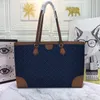 Gammal blomma tygväska kvinnor handväska röd grön crossbody shopping väskor på väskor stor kapacitet canvas äkta läder klassisk brevtryck 631685 bokstäver hårdvara