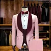 Trajes para hombres Blazers Por Encargo Clásico Moda Rosa Novio Esmoquin Padrinos de boda Borgoña Terciopelo Mantón Solapa Traje De Hombre Boda Blazer para hombres