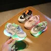 Esporte de outono com uma menina de malha respirável leve menina de 1 a 5 anos de idade sapatos de filhos meninos LED CHILHO 220607