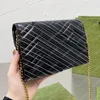 Guldkedja handväska mode tygväska ränder axelpåsar designer bokstav crossbody högkvalitativ läderkoppling handväska kvinnor plånbok