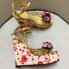 Sexy dames 2022 Sheepskin 15cm Wedge lederen dame Hoge hak sandalen schoenen gesp geworden teen peep-toe Europa en Amerika het catwalk 3d bloem bruiloftsfeest goud 395