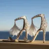 Модная взлетно -посадочная полоса Y Feather Sandals Женщины с турниром из жемчужины