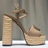 Fashion High Heel Sandals Womens Fashion Designer Buckle flätad Raffia Bröllopsklänning Högkvalitativ äkta läder 13 cm Heel Platform Factory Factory