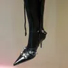Cagole Lambskin Leather膝 - ハイブーツスタッドバックル装飾されたサイドジップシューズ先のつま先スティレットヒールトールブーツ高級デザイナー靴女性工場靴