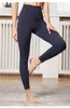 Femme de vêtements de yoga Formation avec des pantalons longs.