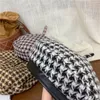 Basker fedoras hatt kvinnlig hundstott basker retro mode målare stickad rutig platt casual temperament åttkantiga hatberets wend22