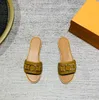 Designer Klassiska platta tofflor PU-lädersandal Högkvalitativt Brevtryck Sommarsandaler Slitstarka utomhusflip-flops Mode Strandslip för damer Tofflor