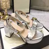 Plataforma de saltos altos sandálias douradas de couro com fivelas de metal sapatos de vestido de moda lindos sapatos de casamento com caixa com caixa