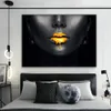 Mulher negra africana com pinturas de lona de lábios de ouro no cartazes de arte de parede e impressões capa rosto fotos para decoração da sala de casa