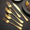 Besteck-Sets Gold-Silber-Edelstahl in Lebensmittelqualität. Zu den Utensilien gehören ein Messer, eine Gabel, ein Löffel und ein Teelöffel SN4565