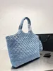 Extra stora karaktärer gaby shoppingväskor lyxväska blå denim canvas kontrollera kvinnor handväska designer axel tote toppkvalitet stora strandsäckar reser crossbody