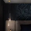 Modern minimalistisk trapp ljuskrona kristallljus lyx duplex vardagsrum stora villa spiral trappa länge led hängande lampor