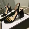 Sandálias de grife sapatos femininos altos bombas de couro de sandália dos pés abertos chinelos de camurça slides clássicos calçados de fivela grossa moda ao ar livre com caixa