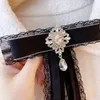 Koreanska Mode Black Lace Bow Tie Broscher För Kvinnor Ribbon Crystal Bowknot Slips Skjorta Krage Pins Brittiska Style Tillbehör