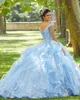 2022 Quinceanera Kleider Hellhimmelblau Perlen Ballkleid Spitze Pailletten Schulterfrei Ballkleider Abgestufter Sweep Zug Tüll Sweet 15 BC14278 B0609X02