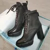 Женские наклешивания Boots Boots Designer Обувь Высокие каблуки Высочайшее Качество Натуральная Кожаная Обувь Мода Черные Кружева Коренастые Резиновые Обувь с коробкой NO256