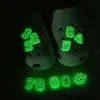 MOQ 50PCS Sapatos de crocodilo fluorescentes fivelas número de combinação livre 2D borracha macia Brilho no escuro acessórios de sapato decorações Luminoso tamanco encantos de sapato caber sandálias