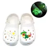 MOQ 50PCS Avocado Plant series Forma della bocca Ciondoli per scarpe coccodrillo luminoso fibbie che si illuminano al buio Accessori per decorazioni per scarpe fluorescente pulsante zoccolo fit sandali bambino