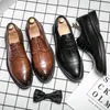 Brogue Schuhe Männer pu Solid Color Classic Fashion Lace Hollow geschnitzt komfortable atmungsaktives Geschäft Casual Schuhe HM428