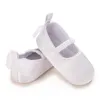 最初の歩行者通気性の夏の女の赤ちゃん幼児靴シンプルな色の小さな白い柔らかい底の屋内靴ファースト