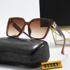 2021 Nya Populära Kvinnor Mode Solglasögon Square Summer Style Full Frame Toppkvalitet UV-skydd Solglasögon med låda