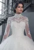 2022 New Dubai elegante mangas compridas vestido de bola vestidos de noiva de sheer tripulação de rendas de pescoço apliques frisados ​​vestios de Novia vestidos nupciais com botões