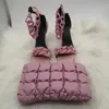 Sandali firmati di lusso da donna Décolleté con catena grande Tacchi alti e borsa a pieghe Set 10 cm Pantofole rosa Scarpe con tracolla abbinata Sandali