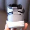 Kaliteli Marka Çocuk Ayakkabıları İlk Yürüteçler Rahat Çocuk Sneakers Tasarımcı Küçük Erkek Kız Bebek Kırmızı + Beyaz + Gri Nefes Bebek Eur