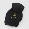 Modne ubrania dla psów kamizelki sweter z nadrukiem luksusy projektanci litery artykuły dla zwierząt płaszcze dla szczeniąt z kapeluszem produkty dla zwierzaka domowego Sumsum D2205213Z