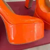 Tan-Go-Plateau-Pumps-Schuhe Orangefarbenes Lackleder mit hohen Absätzen, Knöchelriemen, klobiger Absatz, Blockabsatz, 155 mm, runde Zehenpartie, eleganter Schuh für Damen, Luxus-Designer-Fabrikschuhe