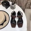 2022 Дизайнерские фирменные сандалии полосатость черная патентная кожаная женская одежда для обуви Дань Кассандра Сандаль Металлическая пряжка Женщины Свадебная вечеринка