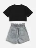 Meninas sol e letras t-shirt e saco de papel cintura denim shorts ela