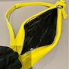 Quattro colori Borse tote di alta qualità Borsa triangolare in pelle di vitello Borsa a tracolla da donna Cinturino regolabile verde bianco giallo let238e